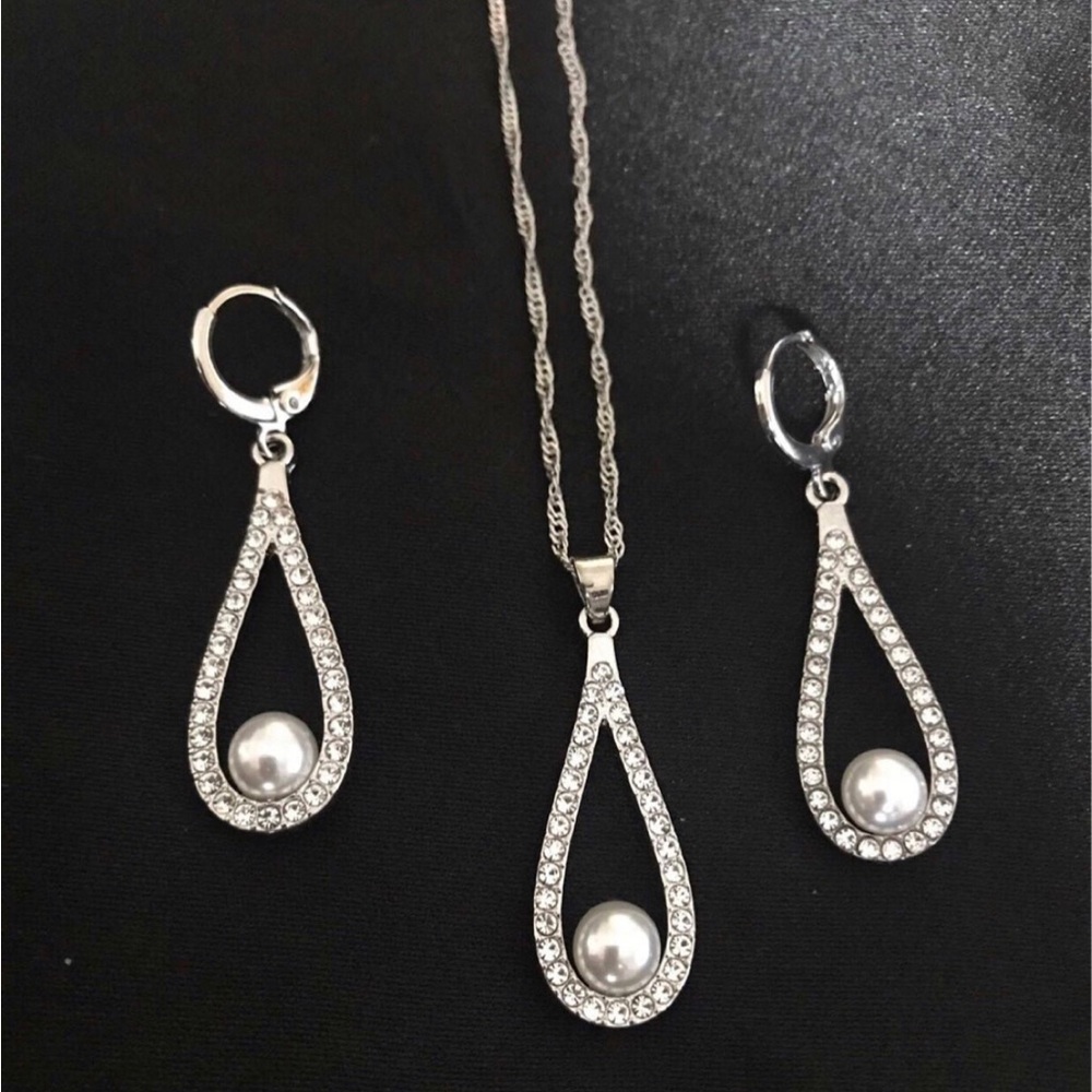 Elegant Silver Pearl Necklace Set